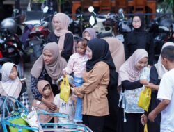 Bunda Zaenab Zuraidah Berbaur Dengan Miroton Dance Bagi Takjil Ramadhan 1445H