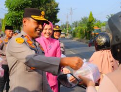 Polres Aceh Tamiang Kembali Laksanakan Program “Ramadhan Berbagi” Dengan Membagikan Takjil Kepada Pengguna Jalan