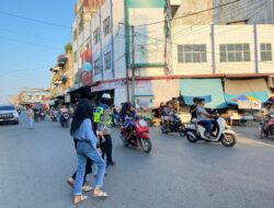 Pelayan Kepada Masyarakat Jelang Berbuka Puasa, Sat Lantas Polres Aceh Tamiang Lakukan Pengamanan dan Pengaturan Lalulintas Di Pasar Takjil