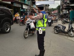 Pelayan Kepada Masyarakat Jelang Berbuka Puasa, Sat Lantas Polres Aceh Tamiang Lakukan Pengamanan dan Pengaturan Lalulintas Di Pasar Takjil