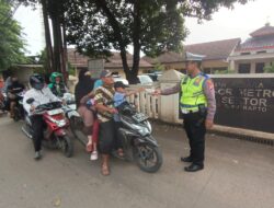 Polsek Setu Raih Berkah Ramadhan Gelar Aksi Sosial Bagi Takjil Gratis Kepada Pengguna Jalan