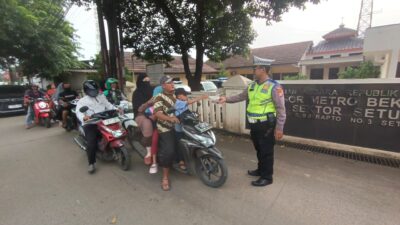 Polsek Setu Raih Berkah Ramadhan Gelar Aksi Sosial Bagi Takjil Gratis Kepada Pengguna Jalan