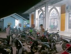 Berikan rasa aman Pada Saat Sholat Tarawih, Personel Polsek Karang Baru Laksanakan Pengamanan di Masjid Masjid
