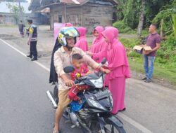 Jelang Berbuka Puasa, Polsek Grong-Grong Bagikan Takjil Gratis Kepada Masyarakat