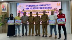 KONI Lhokseumawe Serahkan Bonus bagi Peraih Medali di PORA Pidie