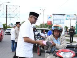 Ramadan Berkah, Polisi di Pidie Berbagi Takjil ke Pengguna Jalan
