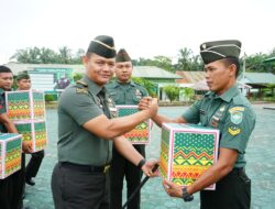 Dandim 0117/Aceh Tamiang Serahkan Bingkisan Lebaran Kepada Prajurit dan PNS