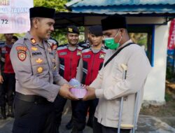 Satsamapta Polres Pidie Bagikan Takjil Dalam Rangka HUT Ke-72 Korps Sabhara