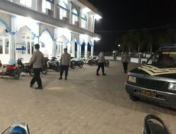 Pengamanan di Masjid Masjid Saat Sholat Tarawih,  Polsek Karang Baru Berikan Rasa aman Kepada Masyarakat Yang Beribadah