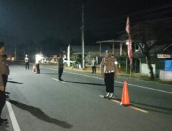 Pelayanan Prima dan Keselamatan Utama: Petugas Pos Ketupat Seulawah Polres Pidie Jaya Menjaga Pemudik di Malam Hari