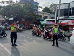 Suksesnya Personel Pos Pengamanan Ketupat Seulawah Polres Pidie Jaya dalam Menjaga Kelancaran Arus Mudik di Pasar Tumpah