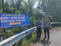 Satlantas Polres Pidie Pasang Spanduk Imbauan Rawan Laka Lantas