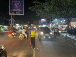 Kasat Lantas Polres Pidie Jaya Memimpin Pengaturan Lalu Lintas Libur Idul Fitri di Bandar Baru