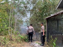 Petugas Pos PAM Operasi Ketupat Bantu Padamkan Kebakaran Lahan di Lhokseumawe