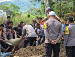 Kapolres Pidie Hadiri Pemakaman Istri Personel Polres Pidie yang Meninggal Dunia