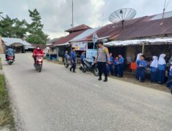 Wujud Kehadiran Polri, Personel Polsek Bendahara Tingkatkan Pengaturan Lalu Lintas