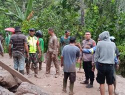 Gerak Cepat Polisi bersama TNI Bantu Warga Tangse Yang Terdampak Longsor