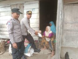 Jumat Berkah Kapolsek Kluet Tengah salurkan Paket Sembako.