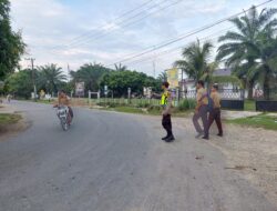 Personel Polsek Simpang Kiri Lakukan  Pengaturan Lalu Lintas Jam Masukan Anak Sekolah
