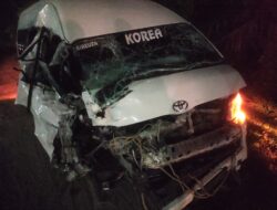 Mopen Hiace Kontra Truck Tronton Terlibat Lakalantas di Kabupaten Aceh Tamiang