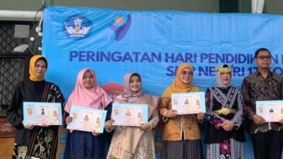 SMPN 17 Kota Bekasi Peringati Hardiknas Sambut Siswa-Siswi Depan Gerbang Sekolah