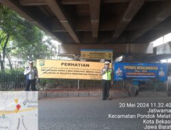 Penggiat Kamtibmas Dan Unit Lantas Polsek Pondok Gede Pasang Banner Himbauan Knalpot Bronk