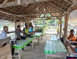 Untuk Mengetahui Kondisi Warga Binaan, Babinsa Koramil 03/Seruway Laksanakan Komsos di Desa Binaan