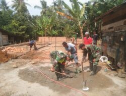 Kebersamaan Babinsa, Gotong Royong Bantu Bangun Rumah Warga