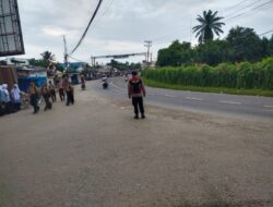 Personel Polsek Kejuruan Muda Lakukan  Pengaturan Lalu Lintas Jam Masukan Anak Sekolah