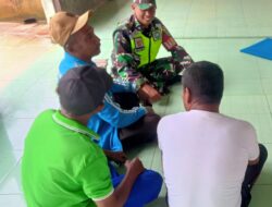 Serda Budi Utomo Bersenda Gurau Bersama Warga Saat Melaksanakan Komsos