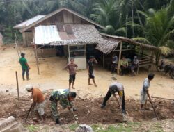 Babinsa Koramil 08/Rantau Bersama Warga Gotong-Royong Membuat Parit