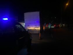 Cegah Kecelakaan, Satlantas Polres Aceh Tamiang Berikan Teguran Kepada Para Supir Truck Yang Parkir di Badan Jalan