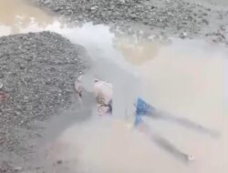 Personel Polsek Bandar Baru Polres Pidie Jaya Bantu Evakuasi Korban Terseret Arus Sungai