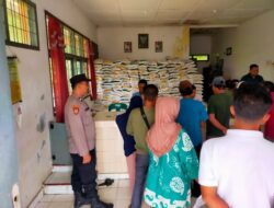 Personel polsek Kejuruan Muda Monitoring Penyaluran Bantuan Beras
