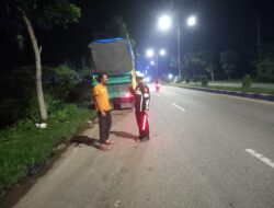 Cegah Kecelakaan, Satlantas Polres Aceh Tamiang Berikan Teguran Kepada Para Supir Truck Yang Parkir di Badan Jalan