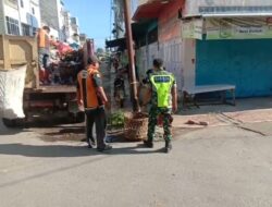 Peduli Kebersihan Lingkungan, Babinsa Bantu Petugas DLHK Angkat Sampah