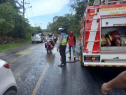 Satlantas Polres Aceh Tamiang Bergerak Cepat Bersihkan Tumpahan Minyak di Bukit Seumadam