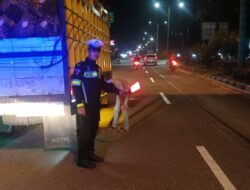 Satlantas Polres Aceh Tamiang Berikan Teguran dan Himbauan Kepada Para Supir Truck Yang Parkir di Badan Jalan