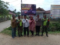 Babinsa Jajaran Kodim 0117/Aceh Tamiang Pasang Spanduk Peringatan Bahaya Narkoba Di Desa Binaan