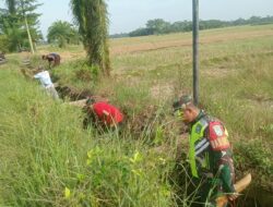 Babinsa Koramil 03/Seruway Bersama Warga Gotong Royong Bersihkan Parit Irigasi