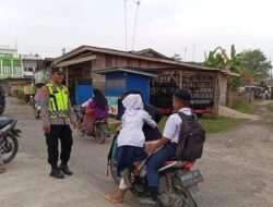Antisipasi Kecelakaan, Personel Polsek Tamiang Hulu Lakukan  Gatur Lalin di Jam Masukan Anak Sekolah
