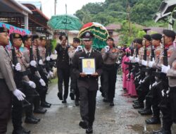 Beri Penghormatan Terakhir, Kapolres Aceh Selatan Pimpin Upacara Pemakaman Anggota Polri.