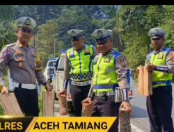 Kasat lantas bersama Personel Satlantas Polres Aceh Tamiang  Menyediakan Ganjalan Ban di Beberapa Titik Tanjakan