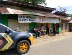 Unit URC Sat Samapta Polres Aceh Tamiang Laksanakan Patroli Rutin Ciptakan Situasi Yang Aman dan Kondusif.   tribratanews.resacehtamiang.aceh.polri.go.id– Polda Aceh, Salah satu bentuk upaya mencegah Gangguan keamanan ketertiban masyarakat (Guantibmas) di wilayah hukum Polres Aceh Tamiang , Personel Sat Samapta Polres Aceh Tamiang Jajaran Polda Aceh melaksanakan Kegiatan Patroli Perintis Presisi secara dialogis. Minggu (02/06/2024) sekira pukul 10.30 WIB.  Kegiatan tersebut berdasarkan UU No.02 Tahun 2002 tentang Polri dan Renja Polres Aceh Tamiang Tahun 2023.  Ada pun Personel yang melaksanakan kegiatan Patroli Guantibmas sebanyak 5 ( Lima ) dengan menggunakan Ranmor Dinas R4 Sat Samapta Isuzu D-max.  Patroli tersebut dengan sasaran yaitu Tempat-tempat rawan kriminalitas dan guantibmas, Titik-titik keramaian,pusat pasar perbelanjaan,hiburan rakyat, Titik-titik rawan laka dan macat Lalin, dan Tempat-tempat rawan bencana.  Kapolres Aceh Tamiang AKBP Muhammad Yanis, S.I.K, M.H melalui melalui Kasat Samapta Polres Aceh Tamiang IPTU Heydi SH.M.Si mengatakan, patroli tersebut bersifat preventif atau sebagai upaya pencegahan terhadap gangguan Keamanan dan Ketertiban masyarakat (Guantibmas).  Kegiatan patroli dialogis ini di laksanakan untuk menciptakan situasi yang aman dan kondusif di wilayah Hukum Polres Aceh Tamiang untuk mengurangi tindakan kejahatan serta agar para warga lebih waspada ketika di luar rumah sehingga terhindar dari kejahatan,” tutur Kasat Samapta Polres Aceh Tamiang IPTU Heydi SH.M.Si  “Personel memantau situasi dan kondisi di lokasi publik serta pusat aktivitas masyarakat di pusat keramaian,” ujar Kasat Samapta Polres Aceh Tamiang IPTU Heydi SH.M.Si  Lanjutnya, personel mengajak warga di wilayah tersebut supaya ikut mendukung pihak Kepolisian dalam menjaga situasi keamanan di lingkungan masing-masing.  “Masyarakat kita harapkan berperan aktif dan ikut mendukung Kepolisian dalam menjaga Guantibmas, seperti menjaga keamanan di lingkungan masing-masing. Kemudian, melaporkan ke pos Polisi terdekat jika melihat hal yang mencurigakan,” kata Kasat Samapta Polres Aceh Tamiang IPTU Heydi SH.M.Si..