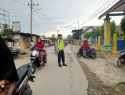 Antisipasi Kecelakaan dan Kemacetan,  Personel Polsek Tamiang Hulu Lakukan Gatur Lalin di Jam Masukan Anak Sekolah