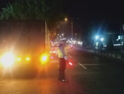 Cegah Kecelakaan, Satlantas Polres Aceh Tamiang Berikan Teguran Kepada Para Supir Truck Yang Parkir Sembarangan