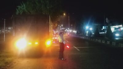 Cegah Kecelakaan, Satlantas Polres Aceh Tamiang Berikan Teguran Kepada Para Supir Truck Yang Parkir Sembarangan