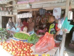 Kunjungi Pasar Tradisional Serda M.Syahdan Pastikan Stabilitas Harga Sembako Masih Stabil