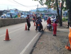 Antisipasi Kecelakaan, Personel Polsek Kuala Simpang Lakukan  Gatur Lalin di Jam Masukan Anak Sekolah