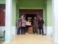 Personel Bhabinkamtibmas Desa Seuneubok Dalam Mesjid Monitoring dan Lakukan Pengamanan Penyaluran BLT-DD